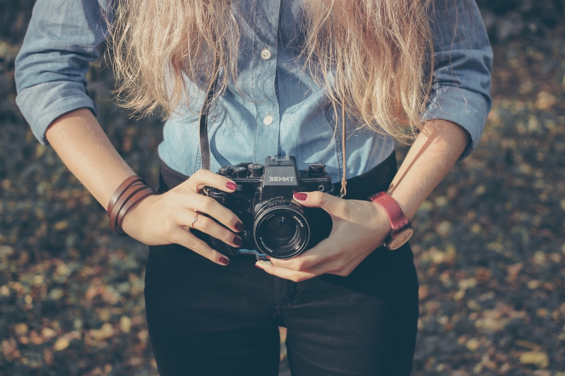 photographe-LA CADIERE D AZUR-min_hand-person-girl-woman-camera-photography-614-pxhere.com