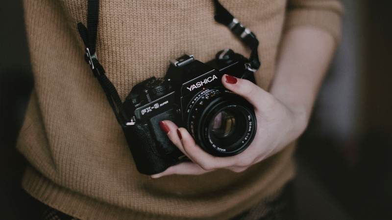 photographe-LA CADIERE D AZUR-min_woman-camera-photography-photographer-slr-dslr-319-pxhere.com